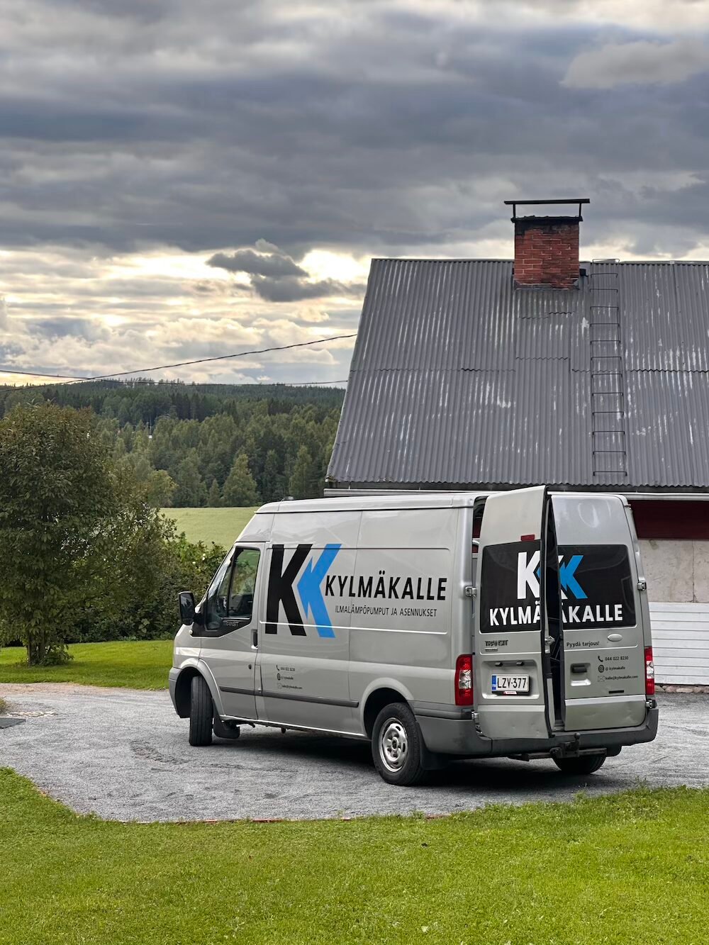 Kylmäkallen pakettiauto asiakkaan luona Pirkanmaalla